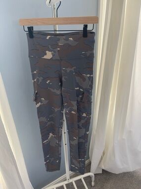 Mono B Gray Multi Camo High-Waist Active Cargo Leggings